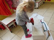 Šroubujeme, zatloukáme, vrtáme a řežeme -polytechnika ve školce